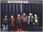 A�o 1988/89. Francois Andr� - Flaco Barral - Leo Vignola - Xoaquin Blanco - Terry Barrios - Bego�a Larra�aga. En una de las f�bricas de cerveza Guinnes en gira por Irlanda